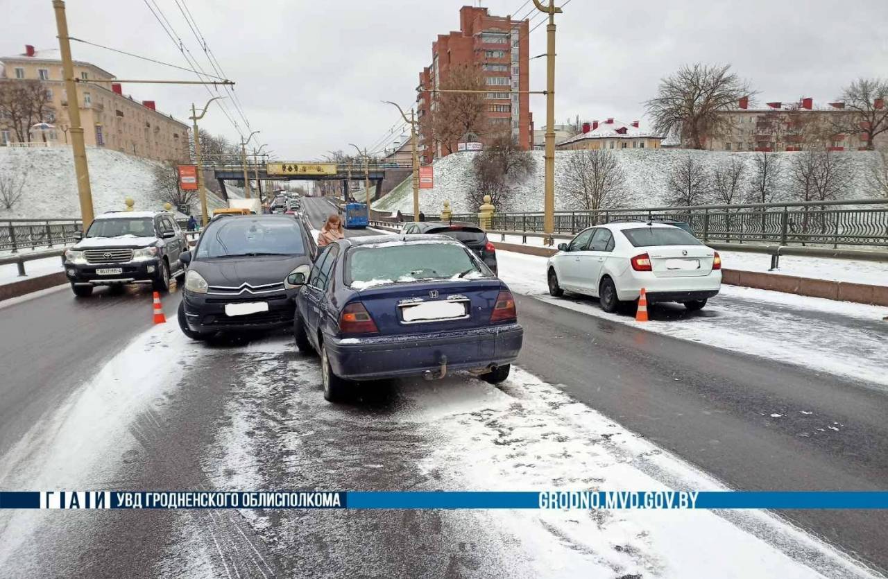 Основные причины аварий — несоблюдение дистанции: Гродненская ГАИ подвела итоги утреннего снегопада в областном центре