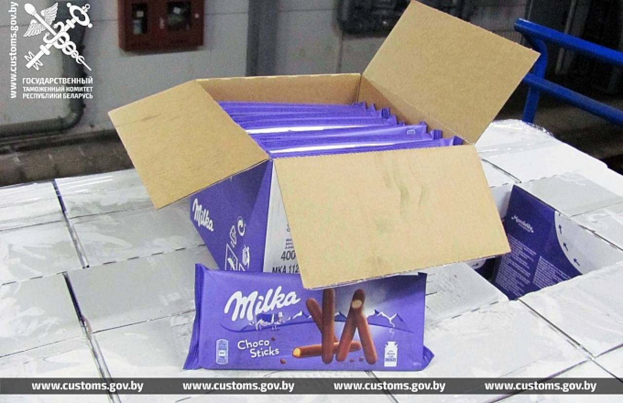 Гродненские таможенники пресекли ввоз 2,5 тонн шоколадок «Milka». Оказывается, они входят в перечень запрещенных товаров