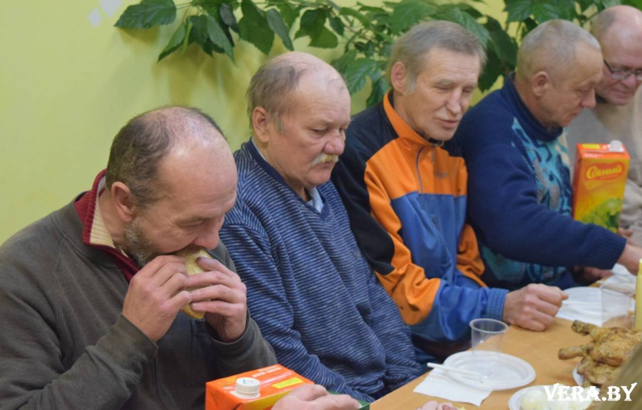 Накормить бездомных. В Гродно проходит благотворительная пасхальная акция для тех, у кого нет своего крова