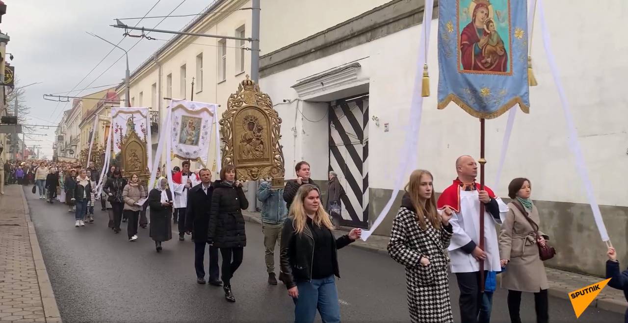 Католики Гродно прошли крестным ходом по центральным улицам