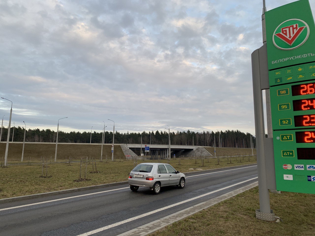 Старайтесь не привыкать к ценникам — на заправках Беларуси вновь подешевело топливо