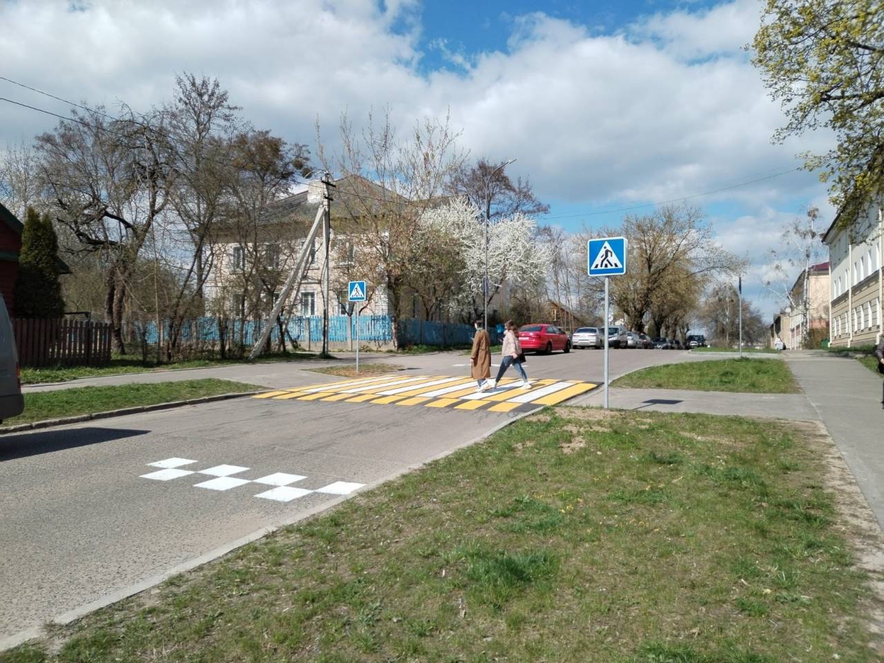 В тихом уголке улицы Захарова появился новый пешеходный переход, который совместили с «лежачим полицейским»