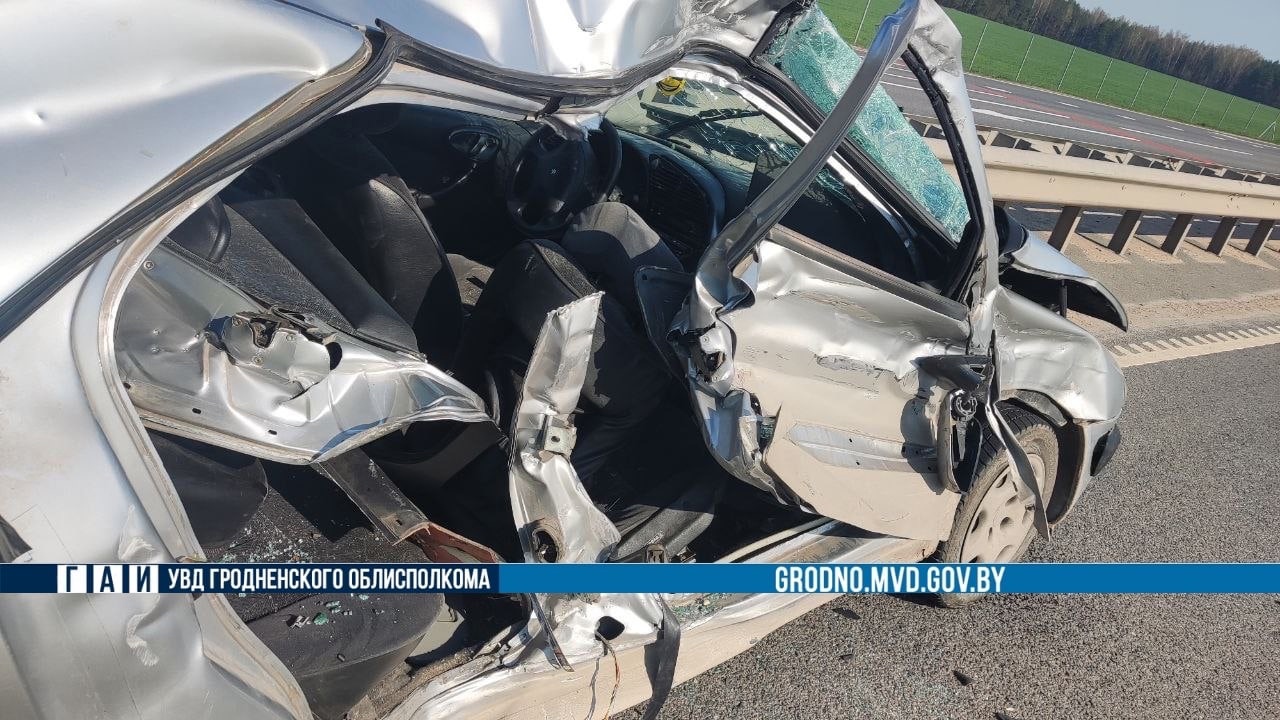 Серьезная авария на М6 под Лидой: водитель легковушки с четырьмя пассажирами при повороте не заметил грузовик