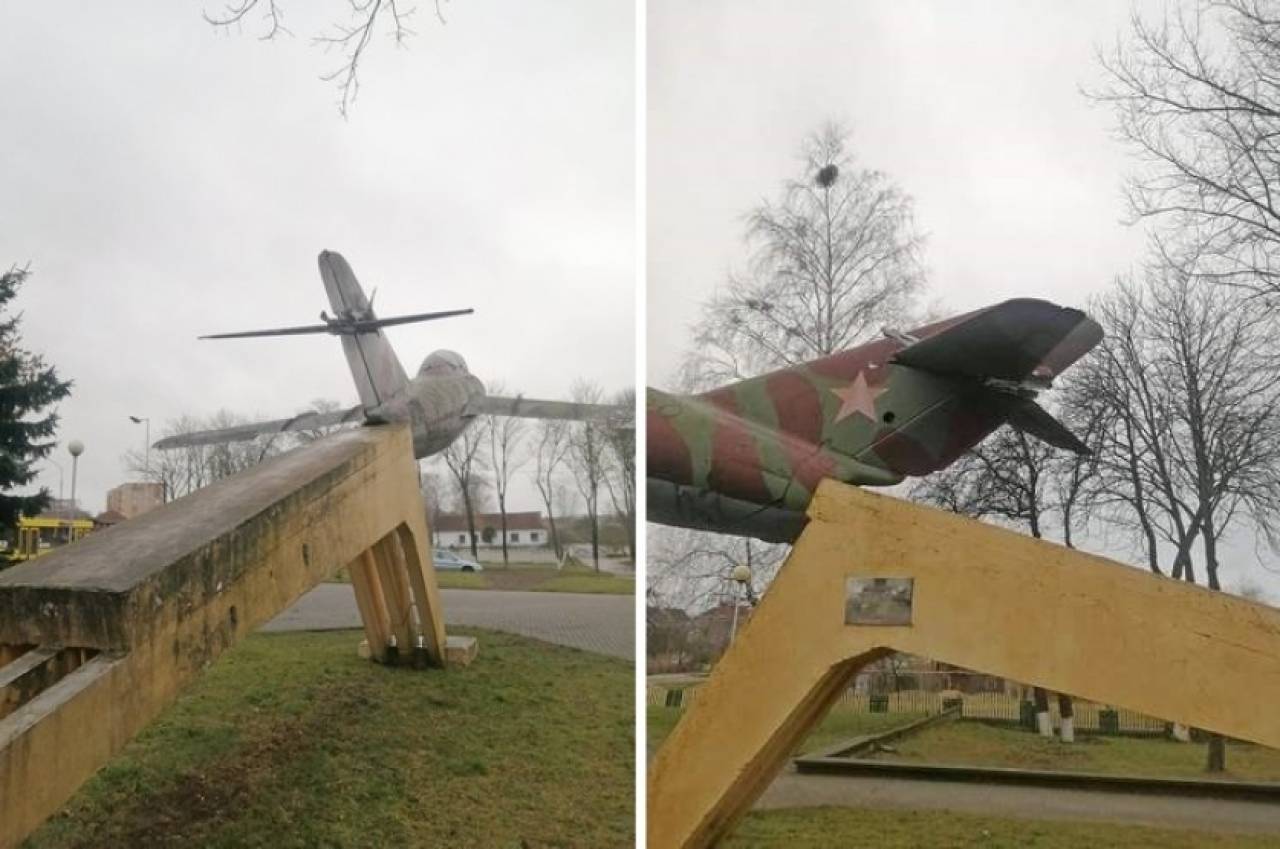 В Волковыске молодой парень перед новым годом петардой подорвал самолет-памятник. Стало известно, как его наказали