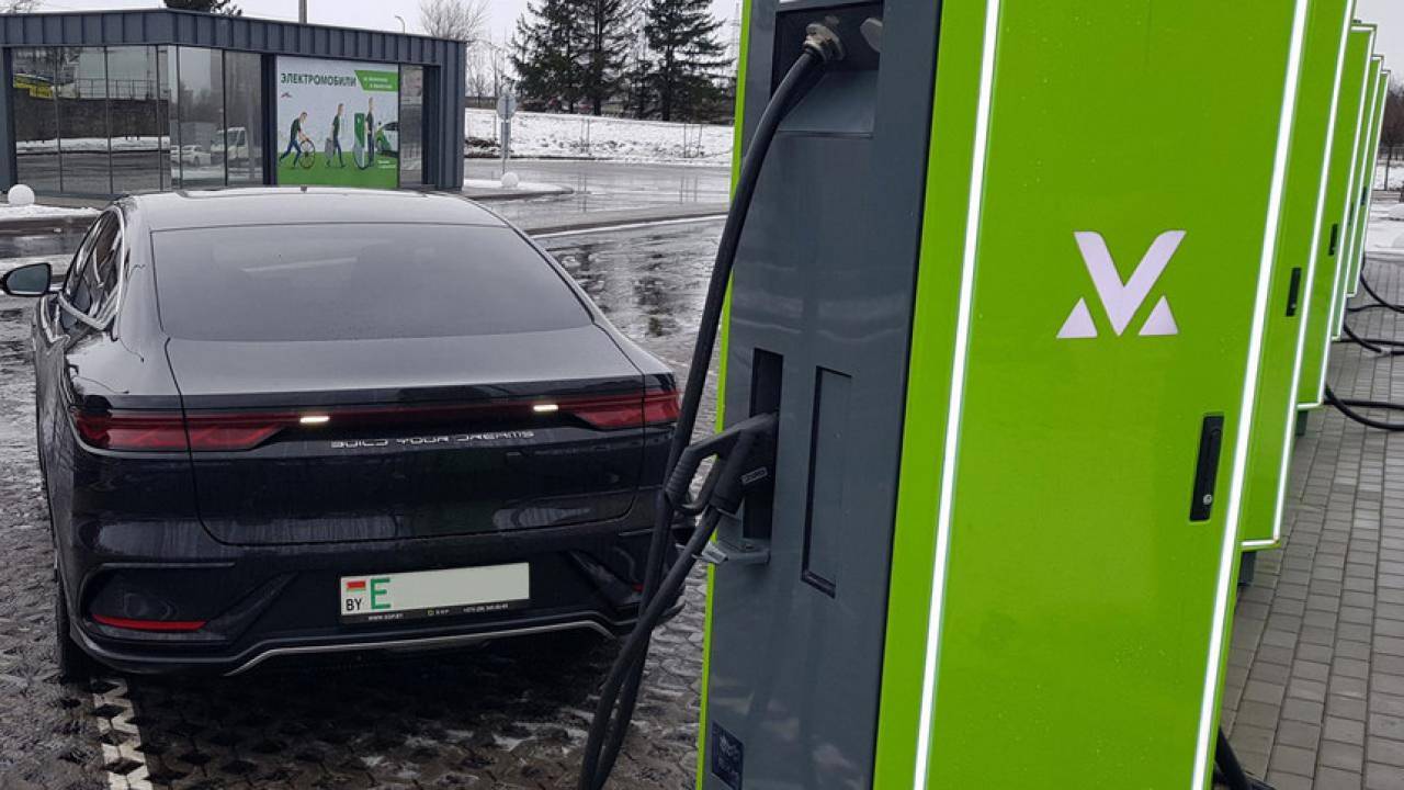 Электромобиль против авто с бензиновым ДВС. Кто в Беларуси за год сэкономит больше?