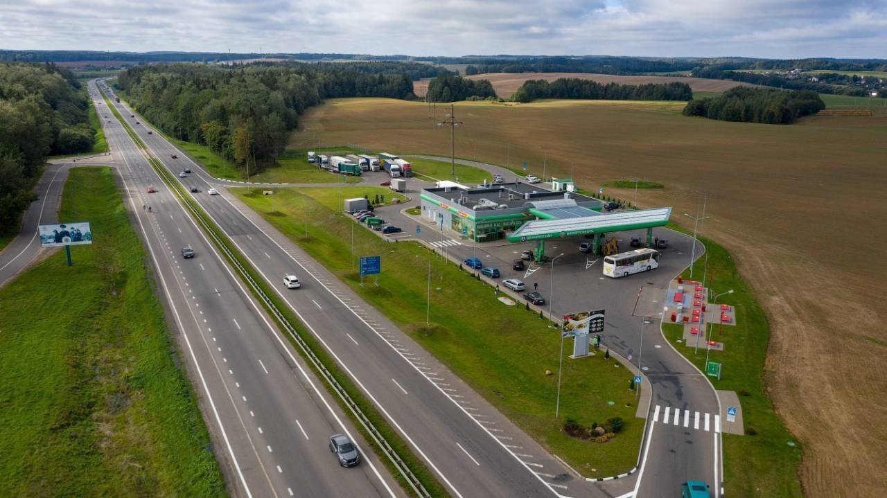 Гродненская трасса М6 входит в топ магистралей Беларуси, лучше всего оснащенными заправками. И на ней построят еще одну АЗС под Лидой