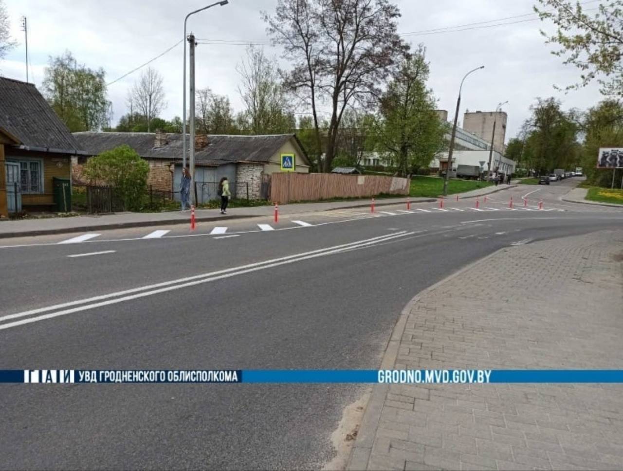 На улице Тимирязева в Гродно установили сигнальные столбики прямо посреди проезжей части. В ГАИ рассказали, зачем