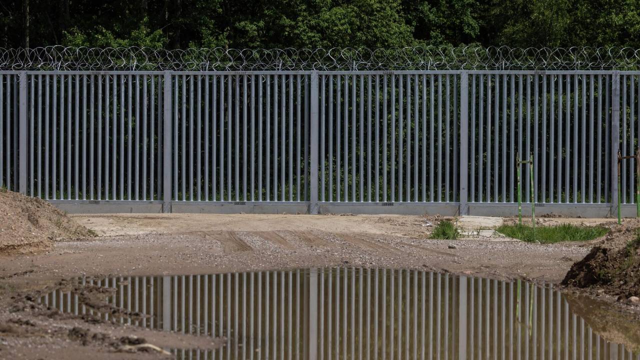 В Польше не могут достроить забор на границе с Беларусью из-за паводка