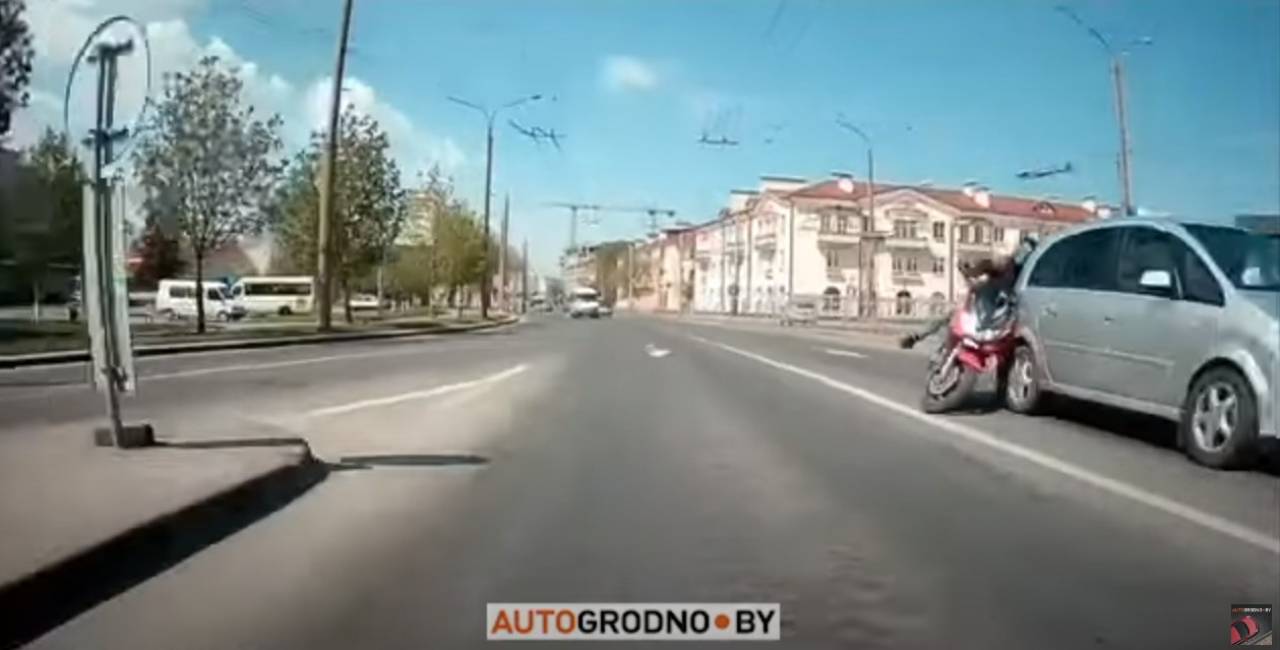 В Гродно мотоциклист и водитель после небольшого ДТП без претензий друг к другу разъехались, но в ГАИ их нашли по видео и будут разбираться