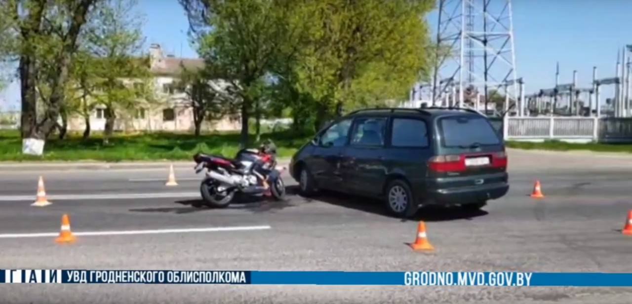 Авария в Волковыске — мотоциклист «впечатался» в поворачившее авто