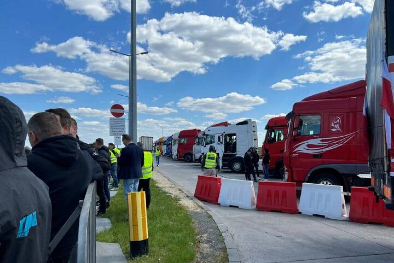 33 часа в очереди: 1000 грузовиков ожидают въезда в Беларусь из Польши