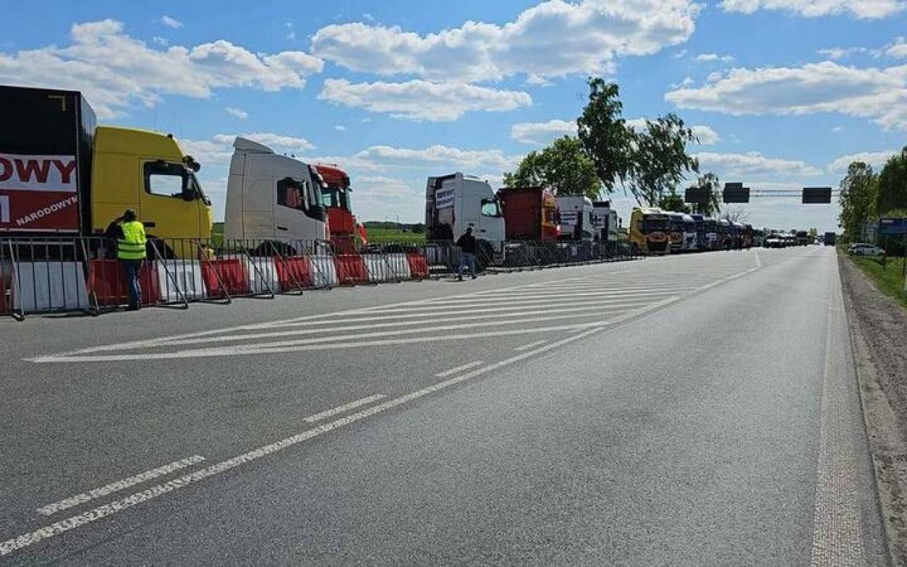 Польские власти прекратили протест местных перевозчиков на границе с Беларусью из-за многокилометровых очередей
