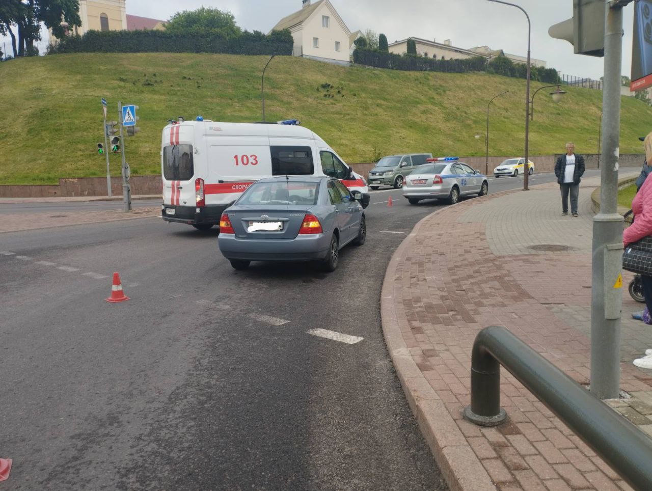 Утром в Гродно на пешеходном переходе сбили молодую велосипедистку — у нее закрытые переломы двух костей со смещением