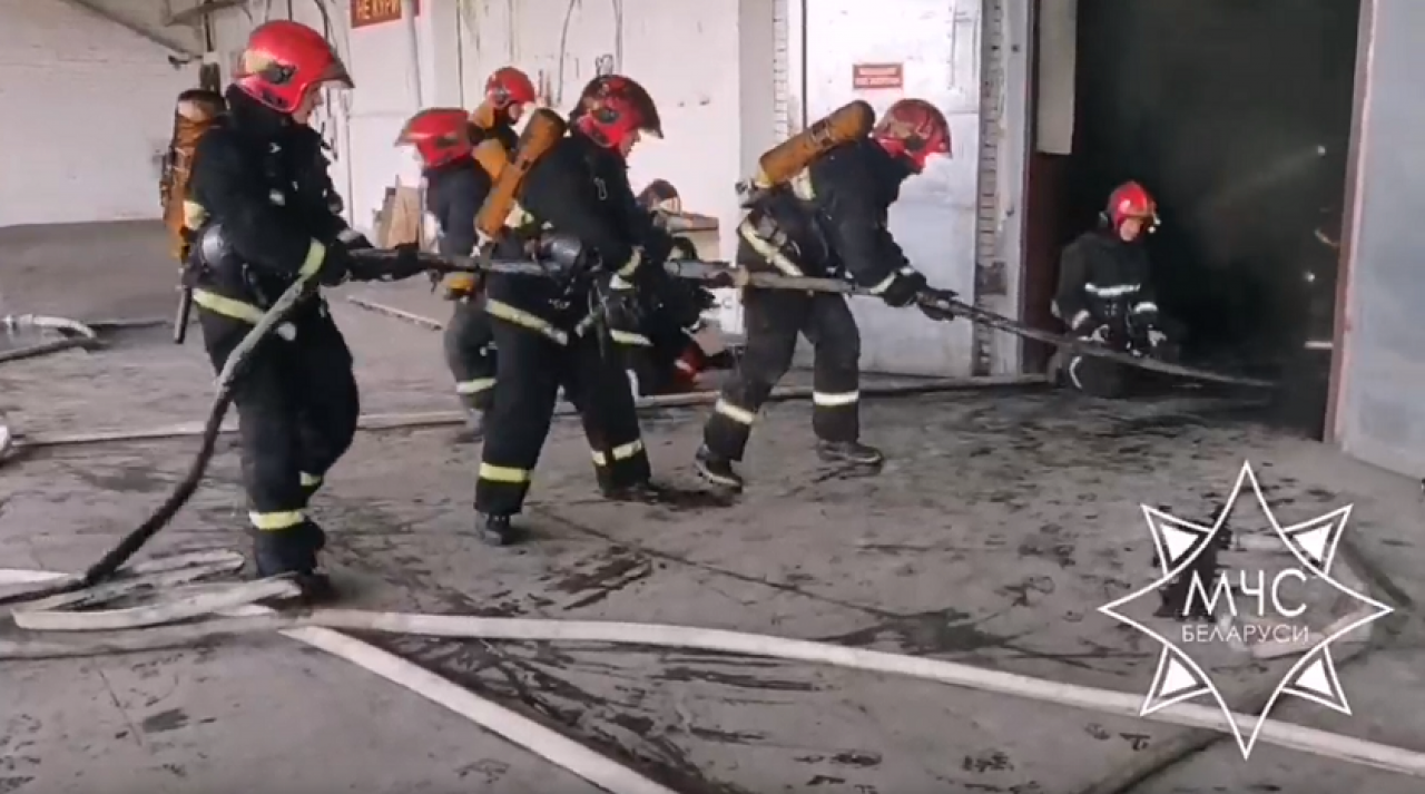 Спасатели потушили пожар на складе в Гродно
