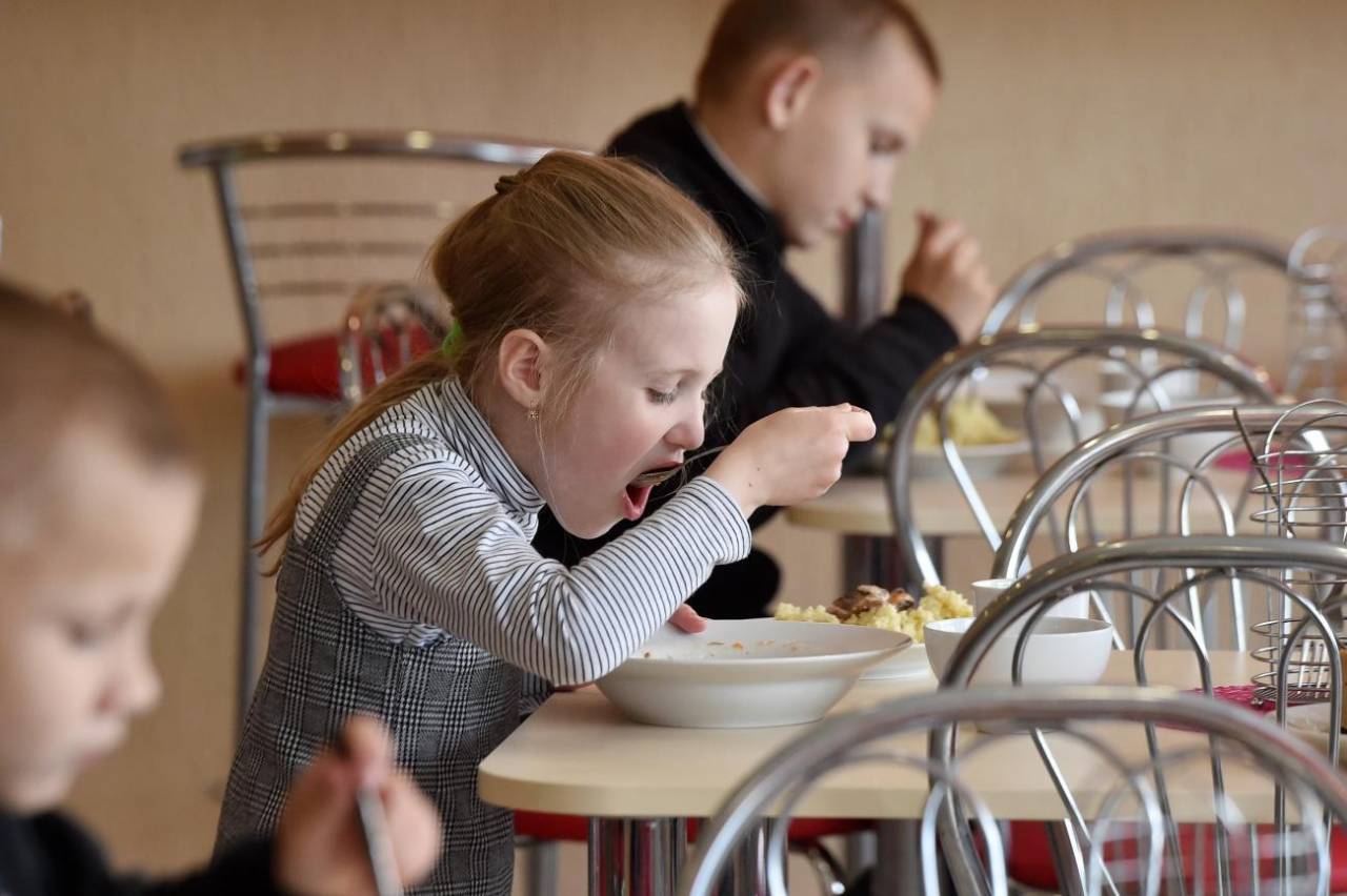 Дети стали выбрасывать меньше еды: более 1700 школ в Беларуси хотят перевести на новое питание