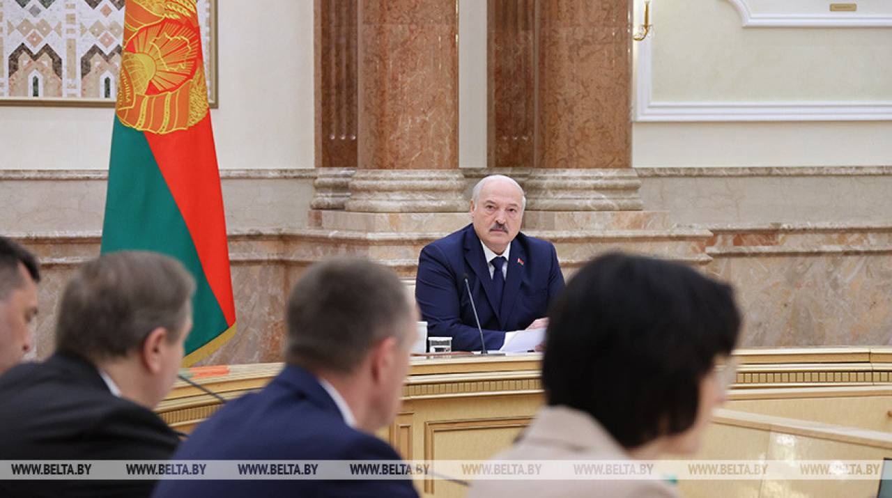 «Я с вас шкуру сорву, но вы наведете там порядок!» Лукашенко вполне четко обратился к ответственным за медицину в Беларуси