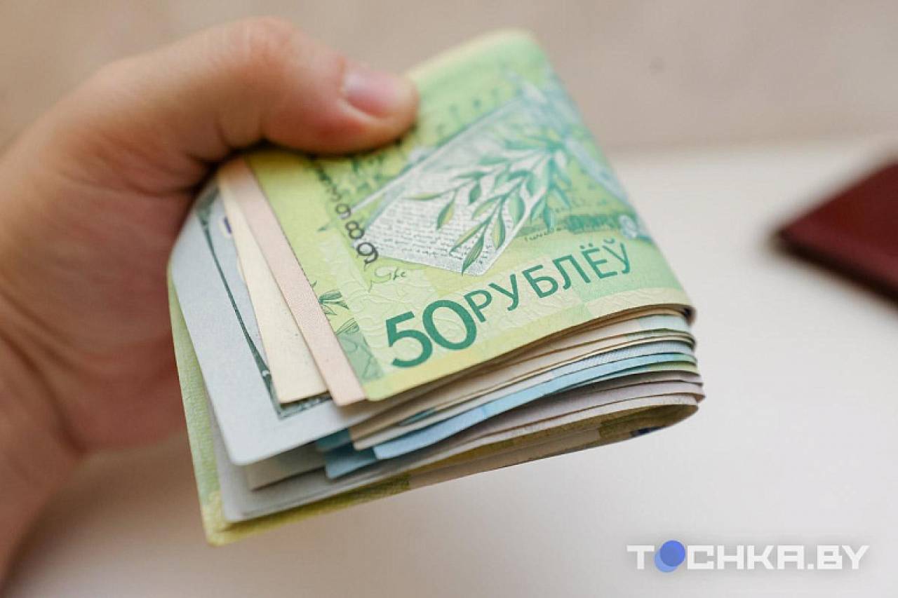 Средняя зарплата в Беларуси упала, но установила исторический рекорд в долларах за всю историю