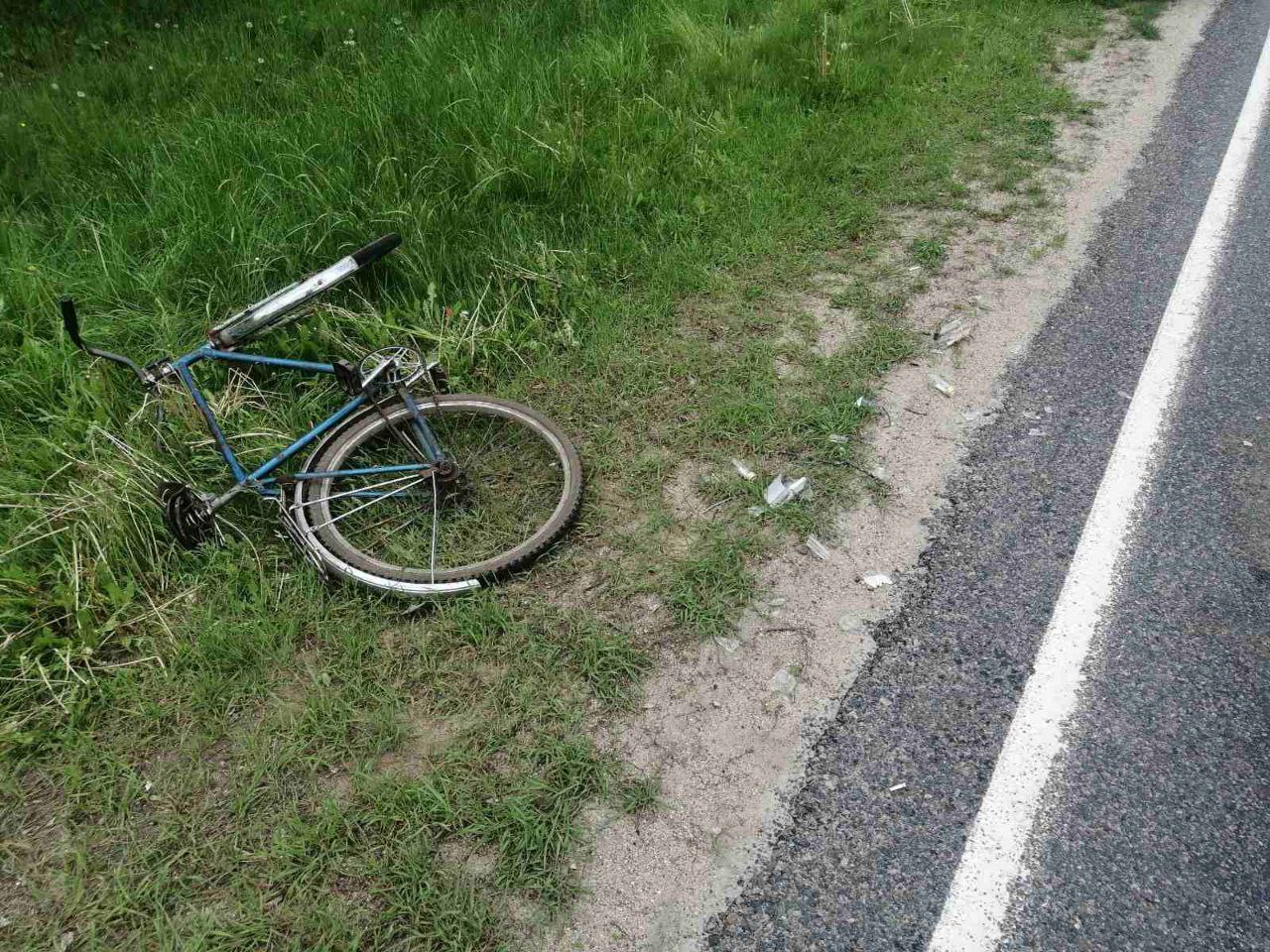 Под Щучином сбили велосипедиста – машина зацепила мужчину при опережении