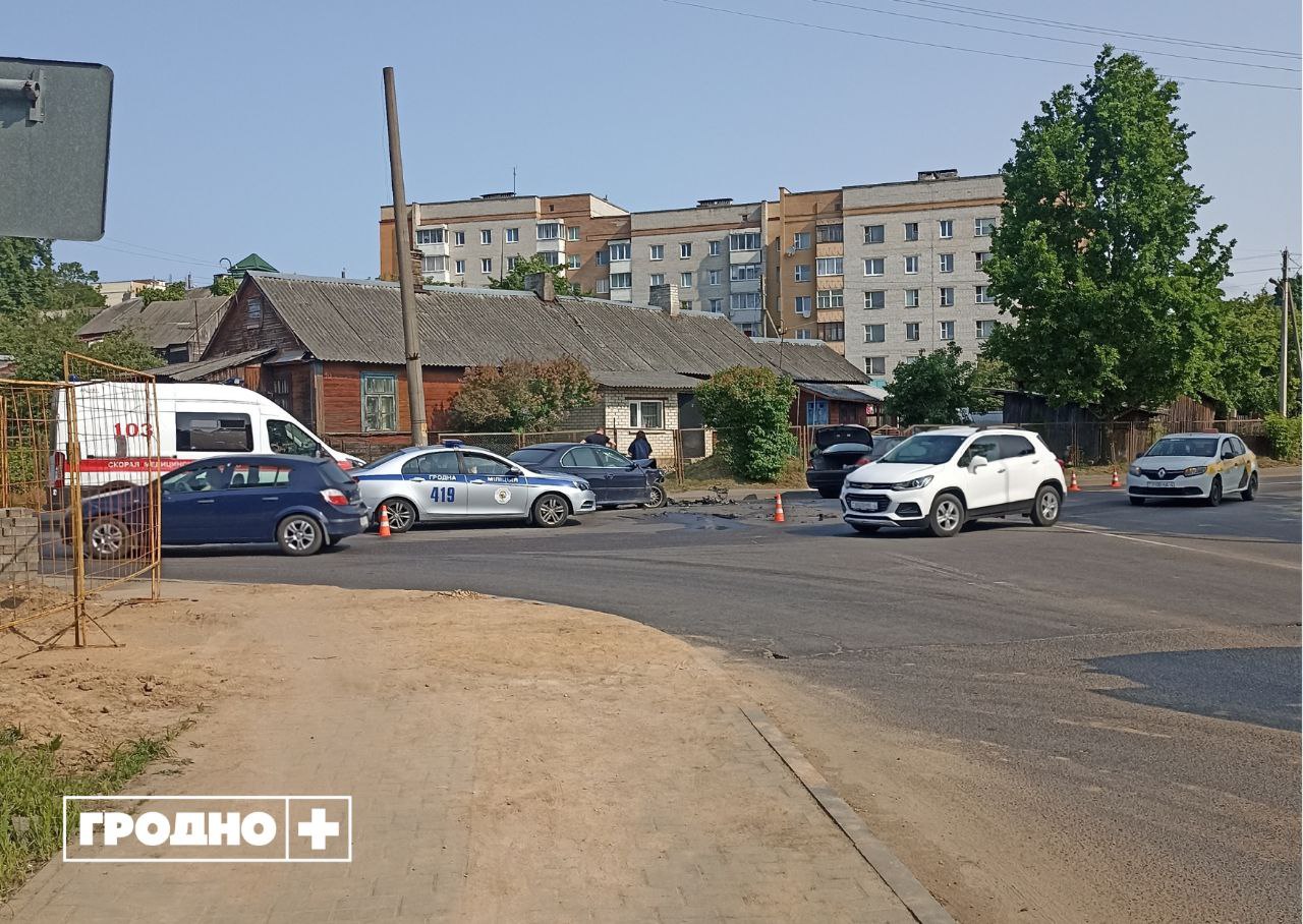 «Девочка невнимательная вылетела на большой скорости»: в Гродно на перекрестке не разъехались две женщины на BMW
