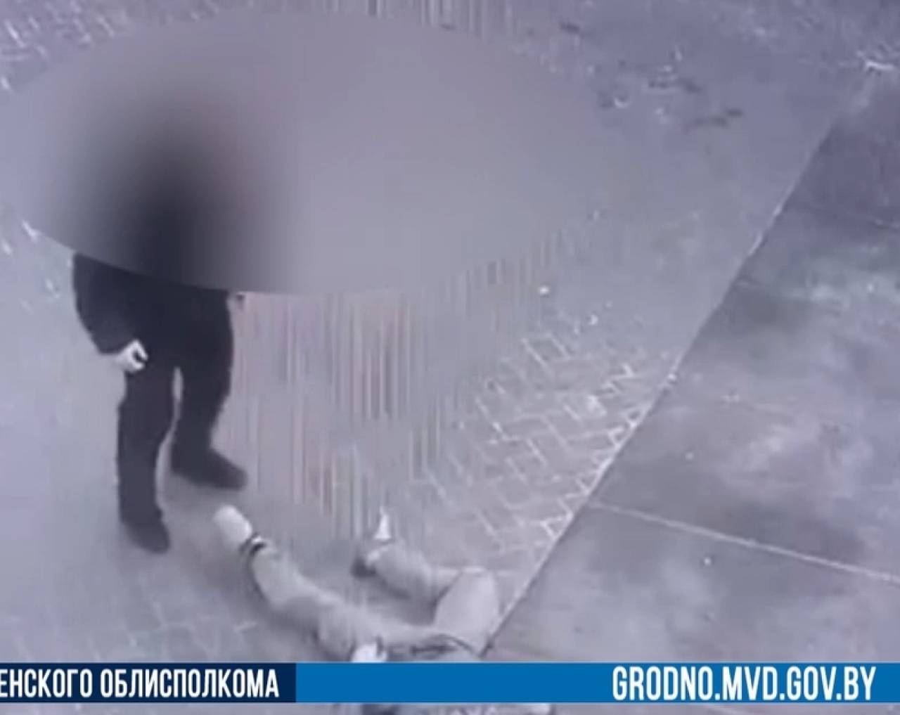 В Гродно подросток попросил закурить у нетрезвого мужчины, а потом избил его прямо под камерами ТЦ. Возбуждено уголовное дело
