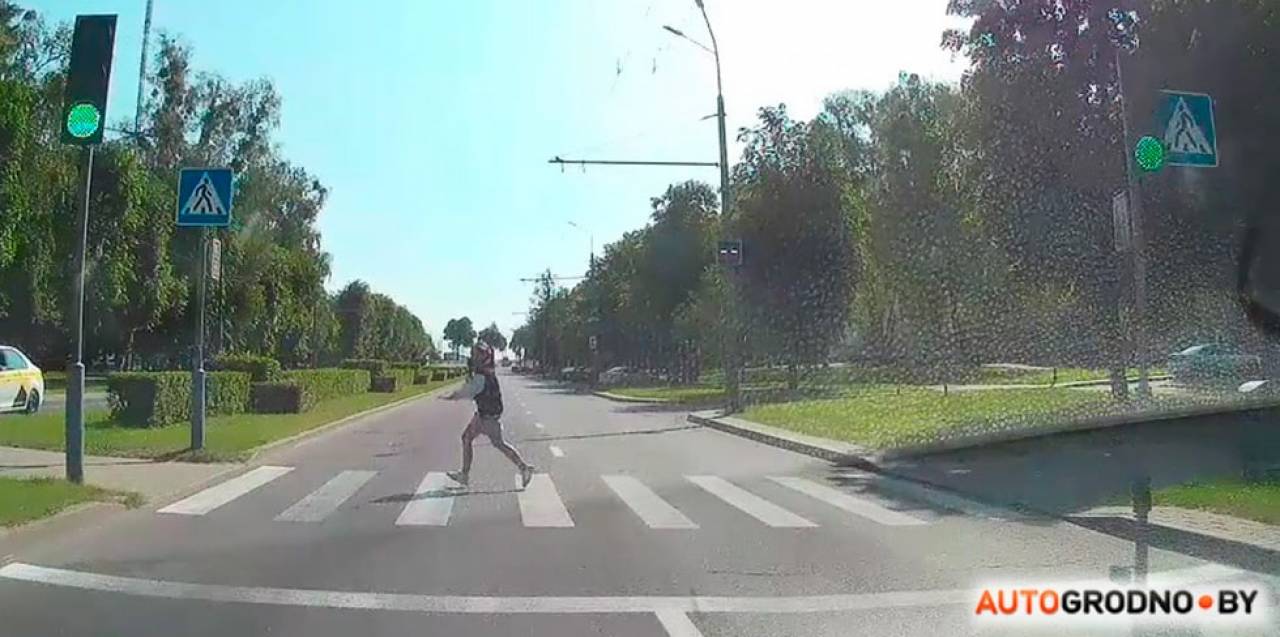 Смотрите, как в Гродно дети бегают на «красный» через дорогу