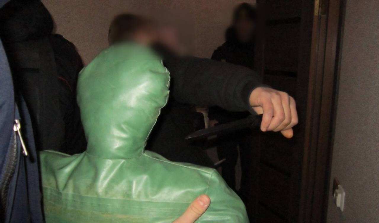 В Гродно вынесли приговор мужчине, который вогнал нож в голову матери на 10 см. Вину он не признал