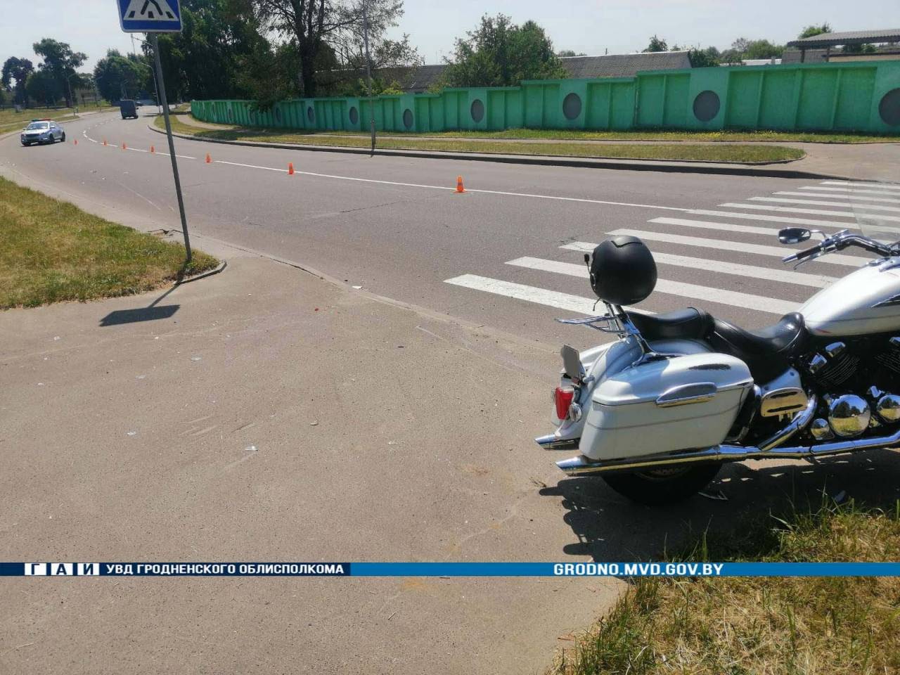 В Мостах мотоциклист «уложил» перед пешеходным переходом свой мотоцикл и сбил им пенсионерку