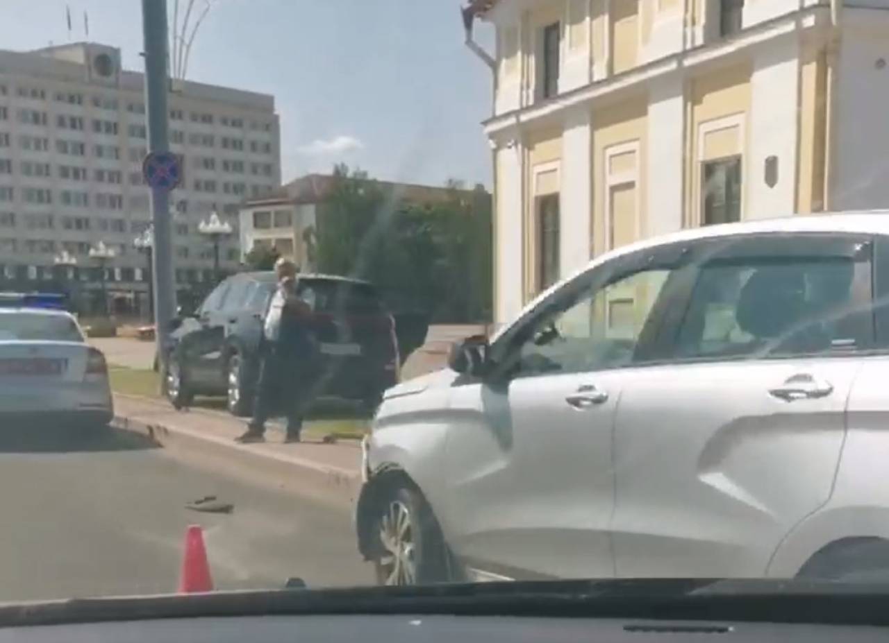 В Гродно авто поехало на дополнительную секцию светофора, как на основной зеленый: авария попала на запись видеорегистратора пострадавшей машины