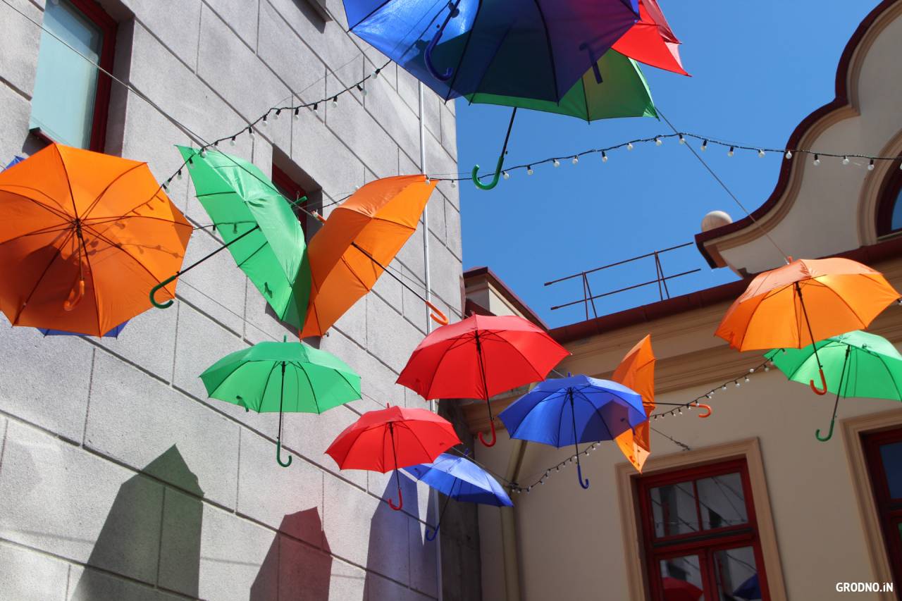 В Гродно появилась новая фотозона с парящими зонтиками