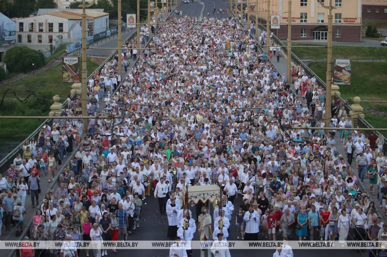 Фотофакт: в Гродно прошла процессия Божьего Тела, для которой перекрывали движение в центре города