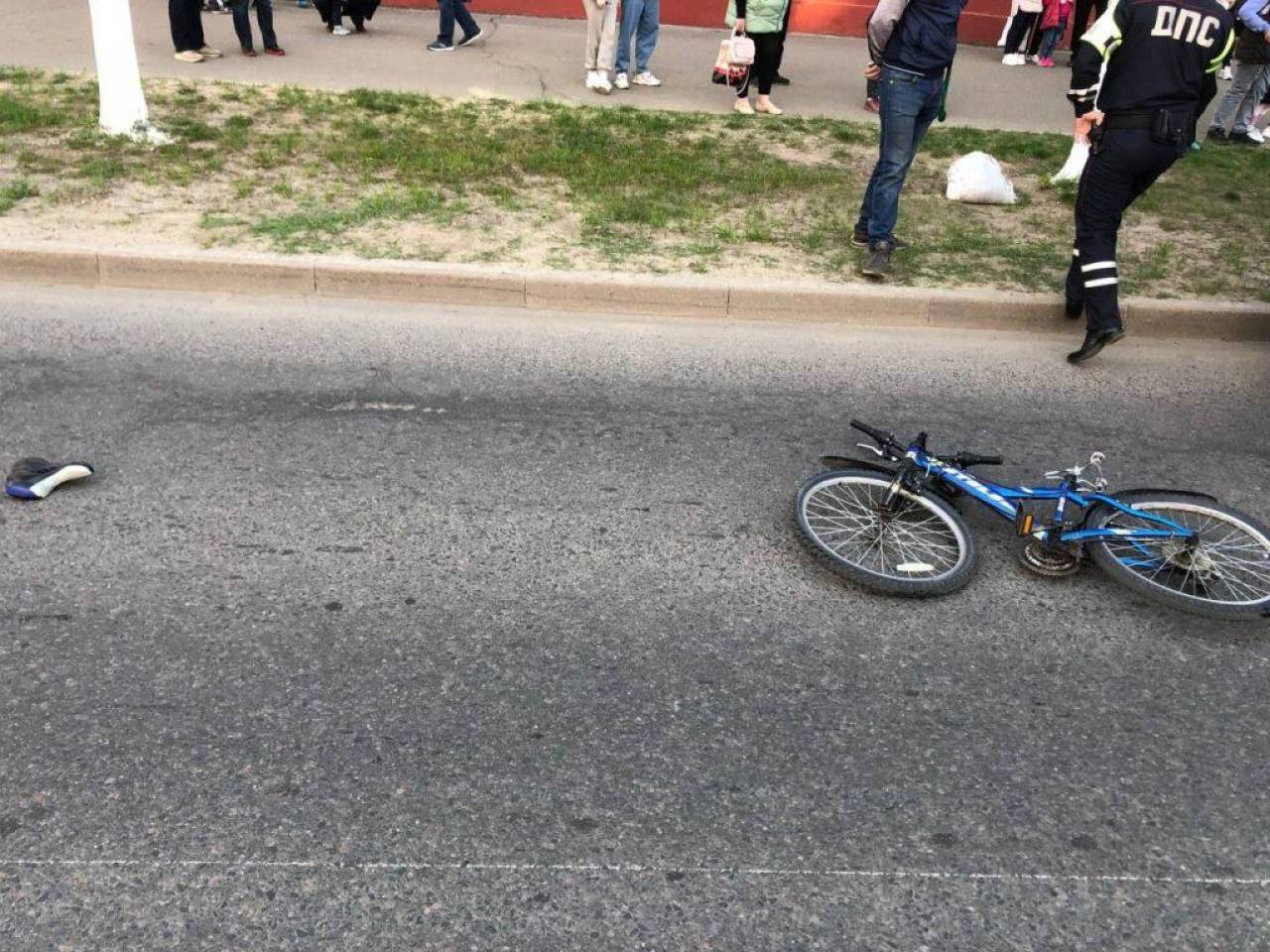 В Щучине водитель-бесправник на пешеходном переходе сбил девочку на велосипеде. Помог ей подняться и уехал...