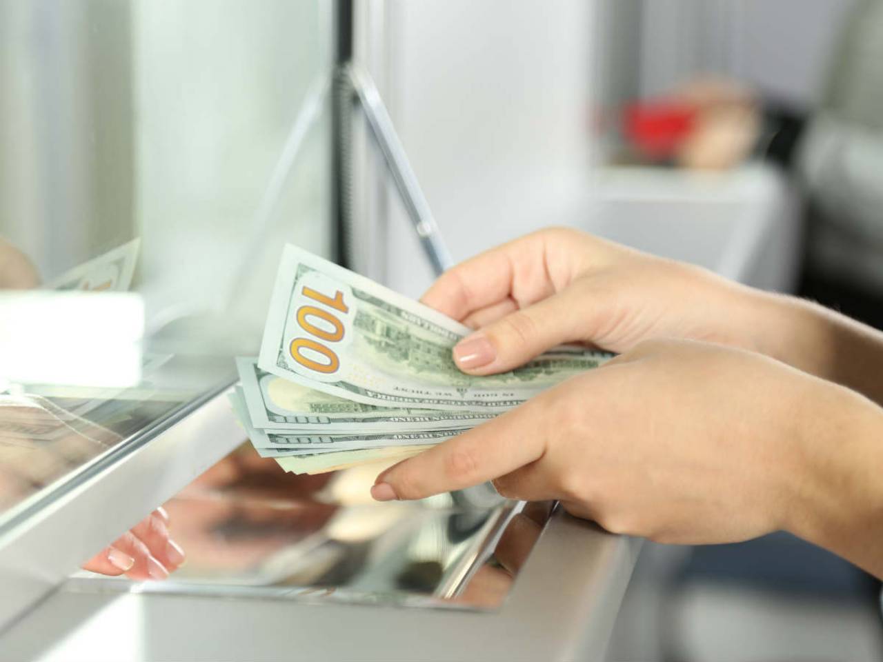 Достают заначки: белорусы еще активнее понесли валюту в обменники