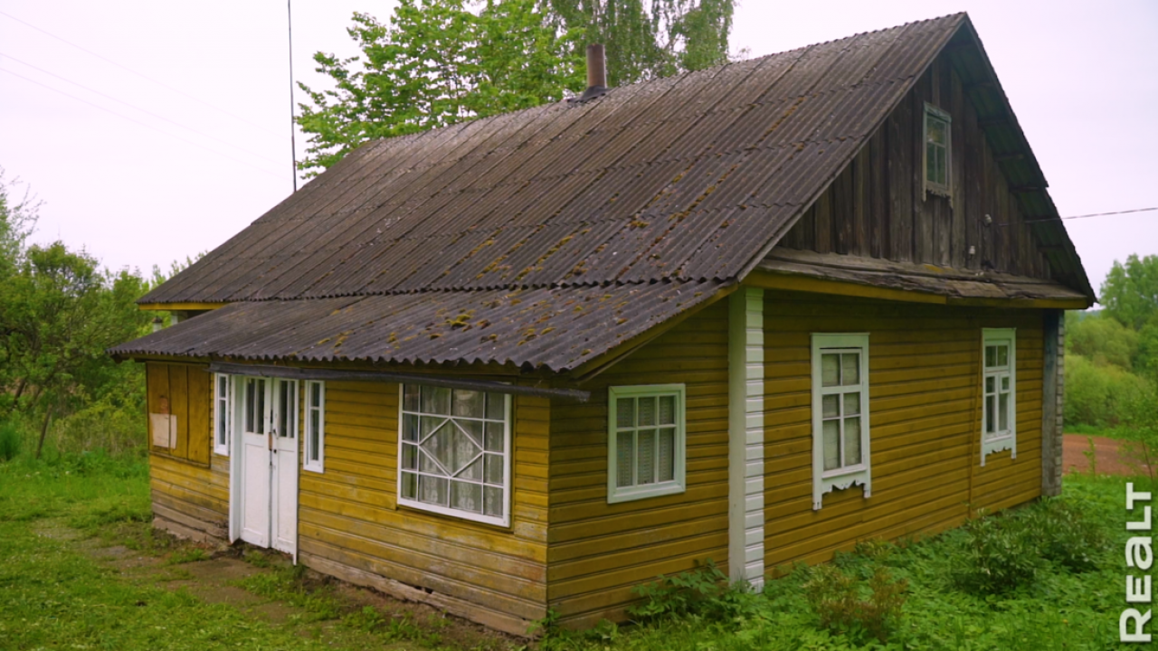 «Первое время спала в обнимку с кочергой». В Гродненской области белоруска сберегла столетний семейный дом — и не жалеет