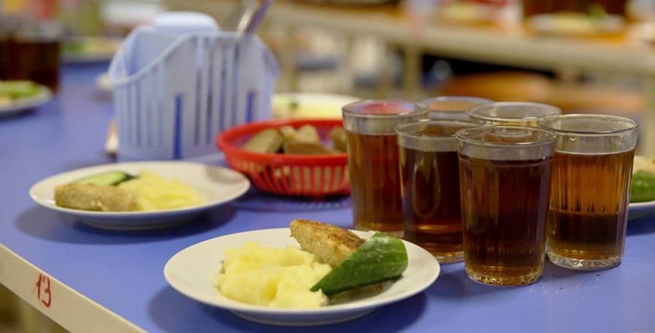 Власти Беларуси назвали стоимость обедов для учителей в школах