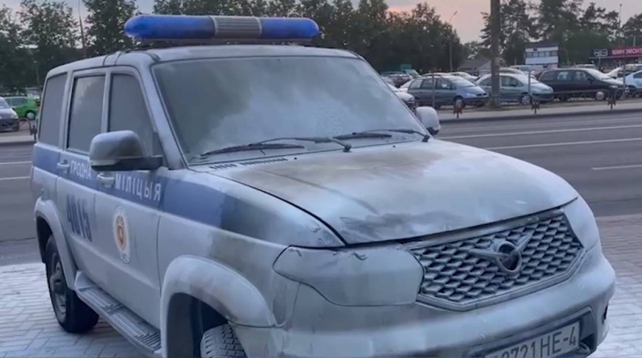 В Гродно 50-летняя женщина подожгла милицейский автомобиль — все ее действия зафиксировала камера видеонаблюдения