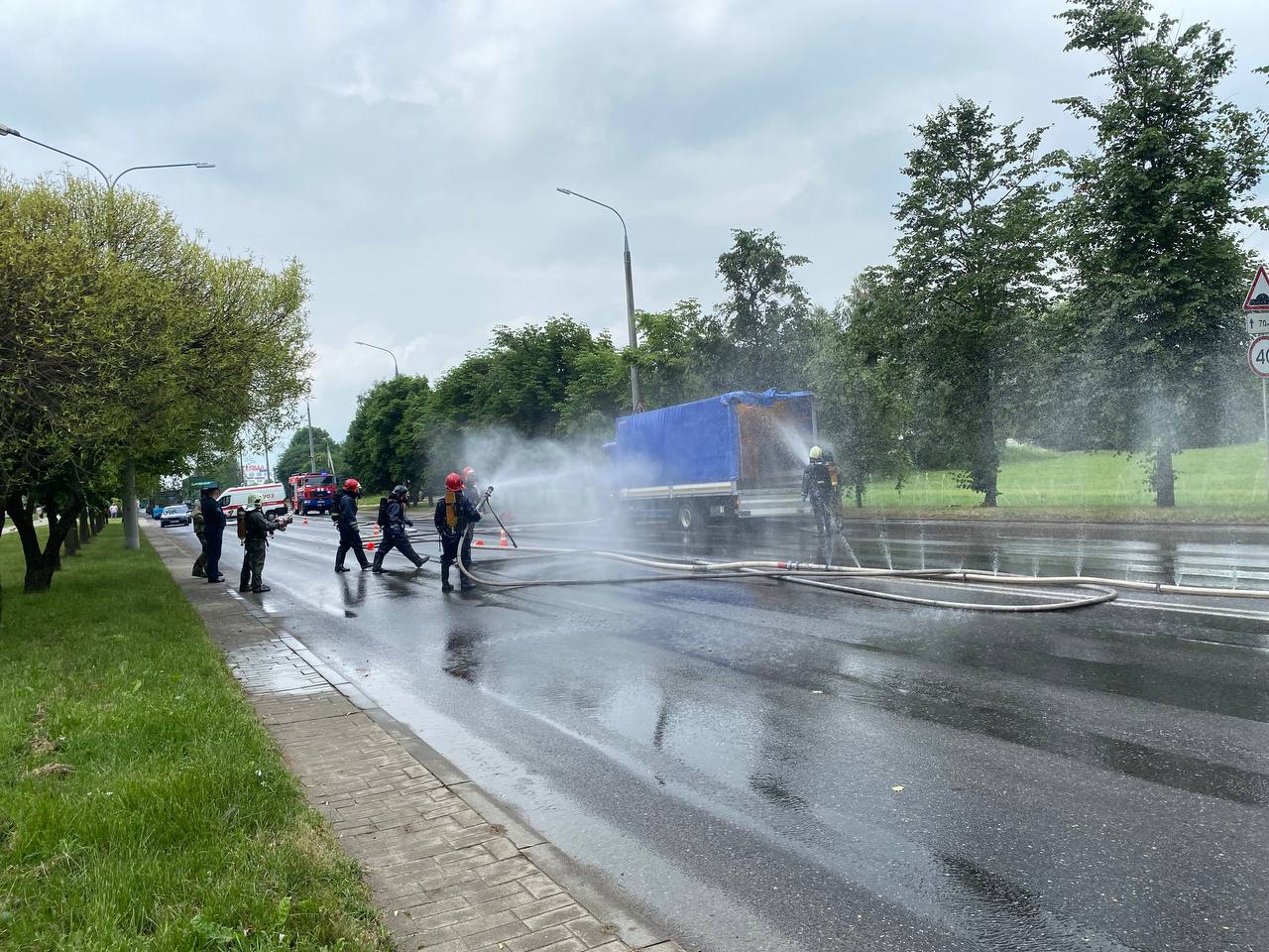 В Гродно произошла утечка азотной кислоты, которую перевозил грузовик: спасатели организовали водяную завесу