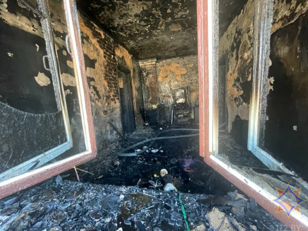 В Сморгони дотла сгорела квартира: спасены двое, один человек погиб