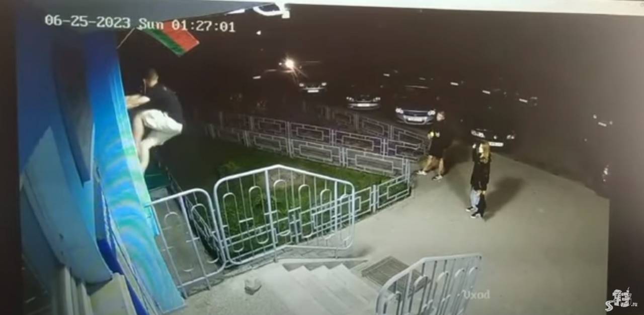В Гродно пьяный парень сорвал флаг прямо под камерой. Его ждет суровое наказание