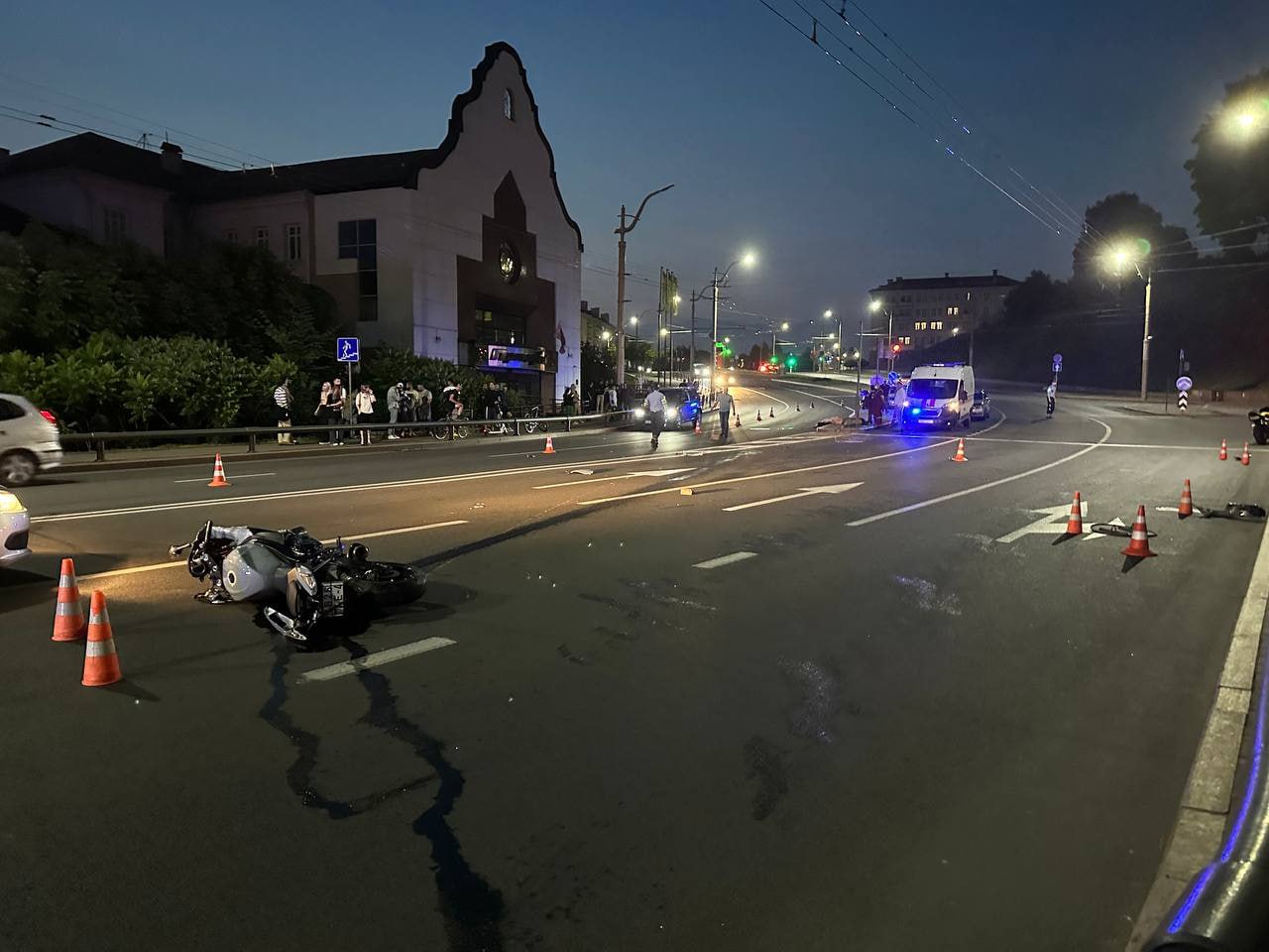 Погиб на месте: в Гродно мотоциклист у Старого моста на закруглении улицы вылетел в светофор