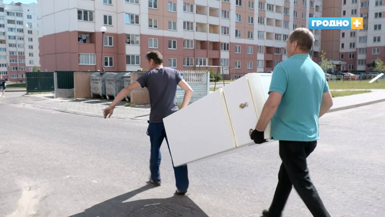 На Ольшанке в Гродно должника переселили из однокомнатной квартиры в коммуналку, а часть вещей отправили в утиль