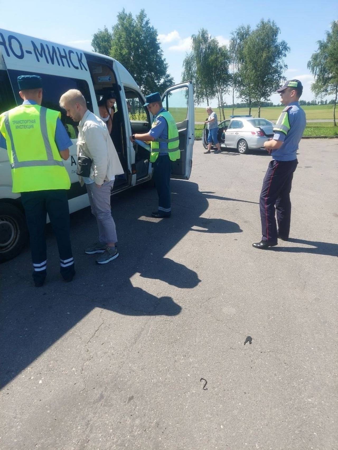На гродненской трассе М6 с рейса сняли маршрутку из Минска — не было разрешения на право перевозки