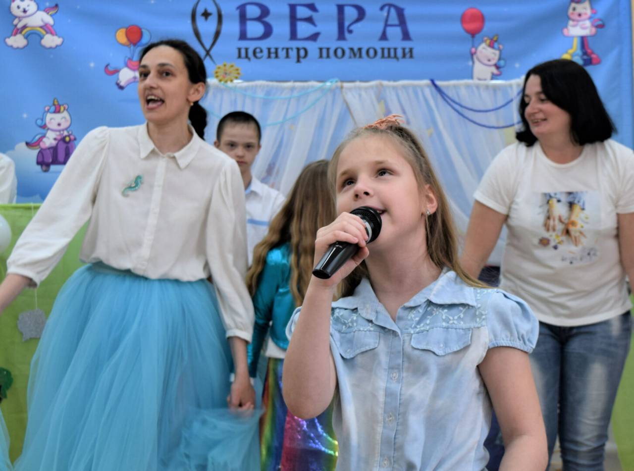 Мечтает стать певицей и делает все для этого: история девочки из Гродно, которая не видит, но поёт