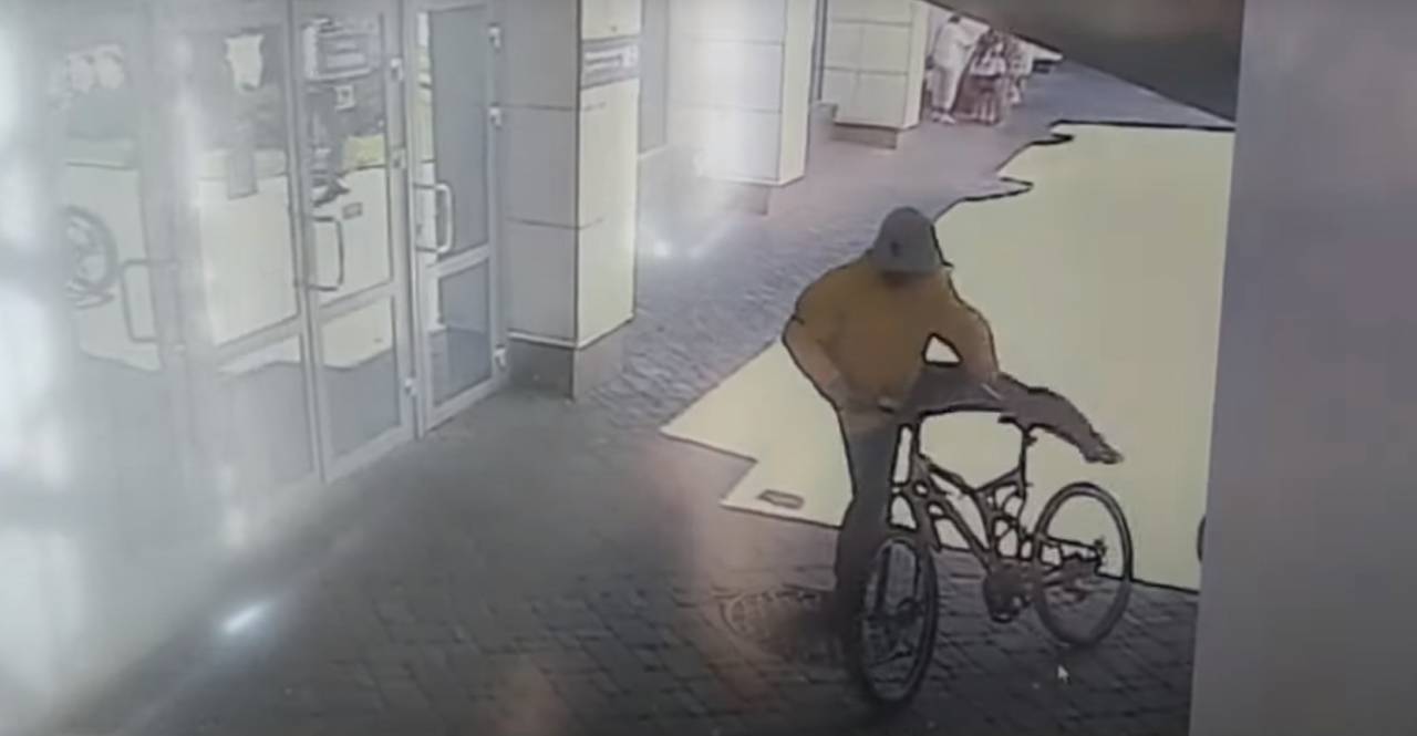 В Гродно мужчина на ж/д вокзале украл велосипед прямо под камерой видеонаблюдения — его задержали очень быстро