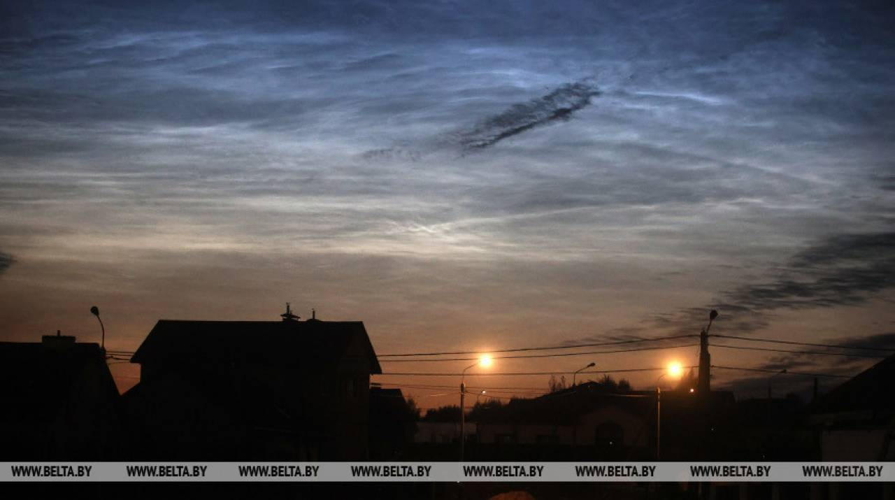 Фотофакт: минувшей ночью в небе над Гродно можно было наблюдать светящиеся облака