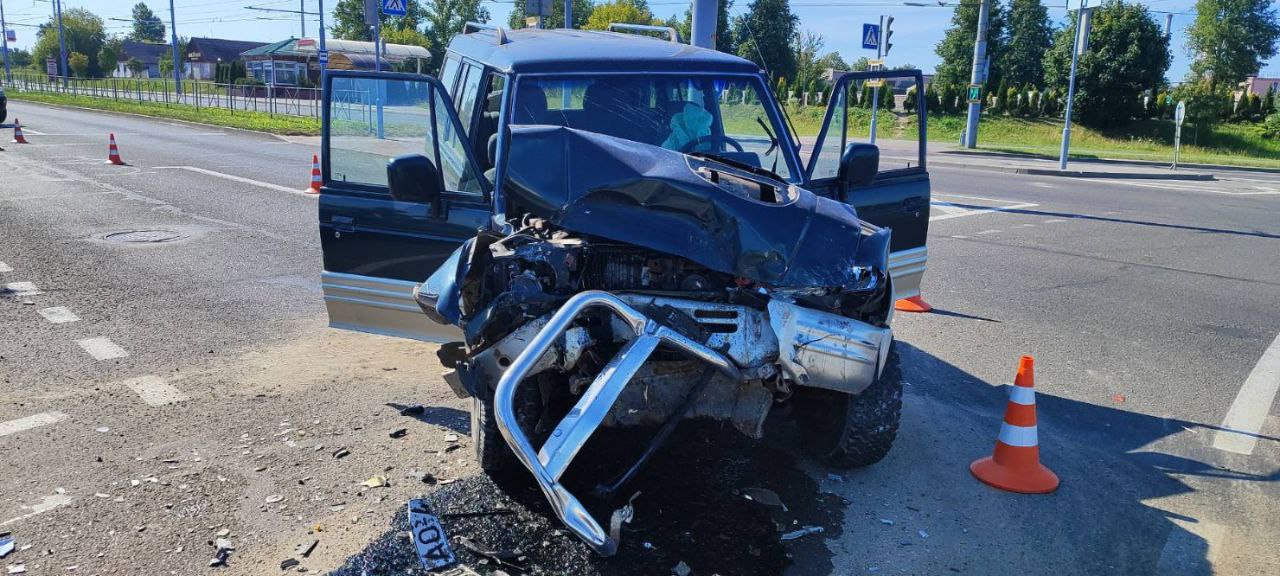 В Гродно пьяный водитель внедорожника проехал на «красный» и протаранил пассажирский автобус — три человека пострадали