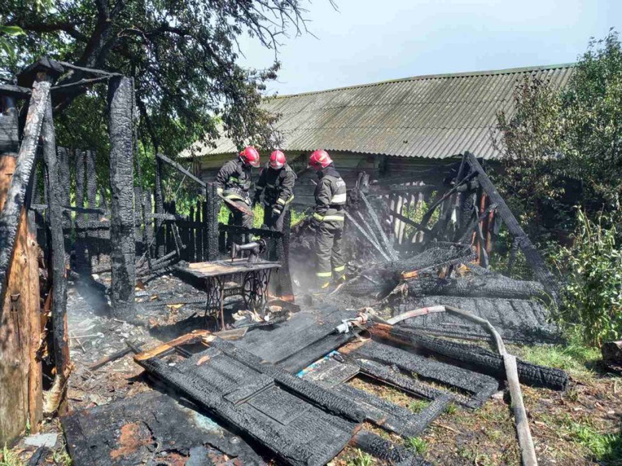 В деревне под Ивье удар молнии уничтожил сарай на частном подворье: спасатели не дали распространиться огню на соседские дома