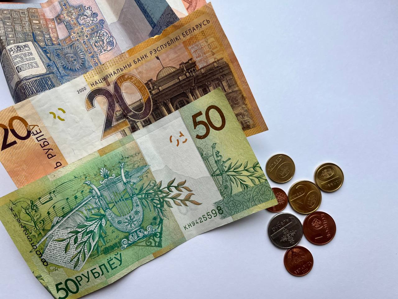 На белорусской банкноте в 50 рублей с Мирским замком нашли «спрятанные» ноты и сыграли их — ролик стал очень популярным в TikTok