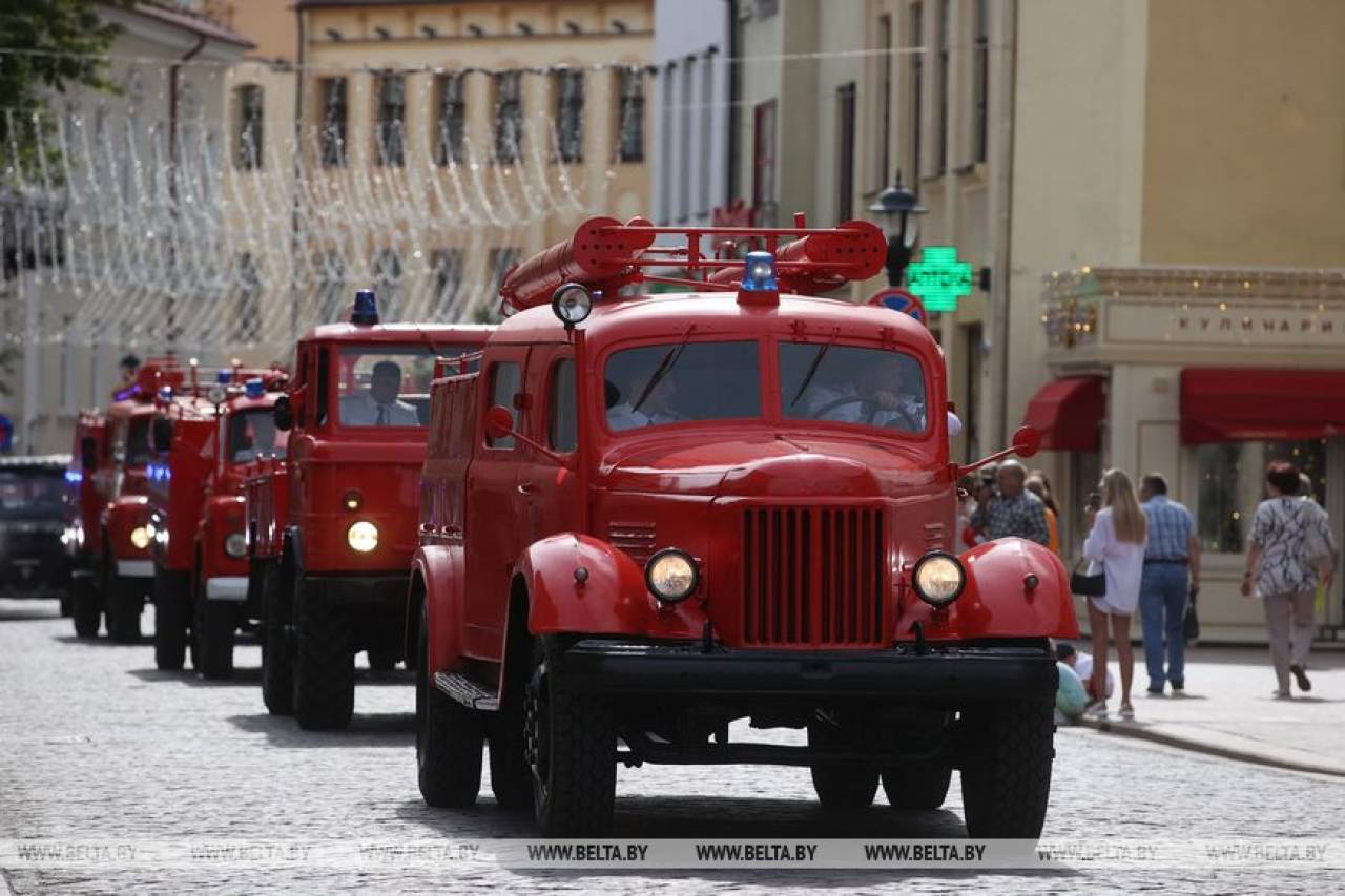 Ретро-парад и пожар на площади: как в Гродно отметили день МЧС