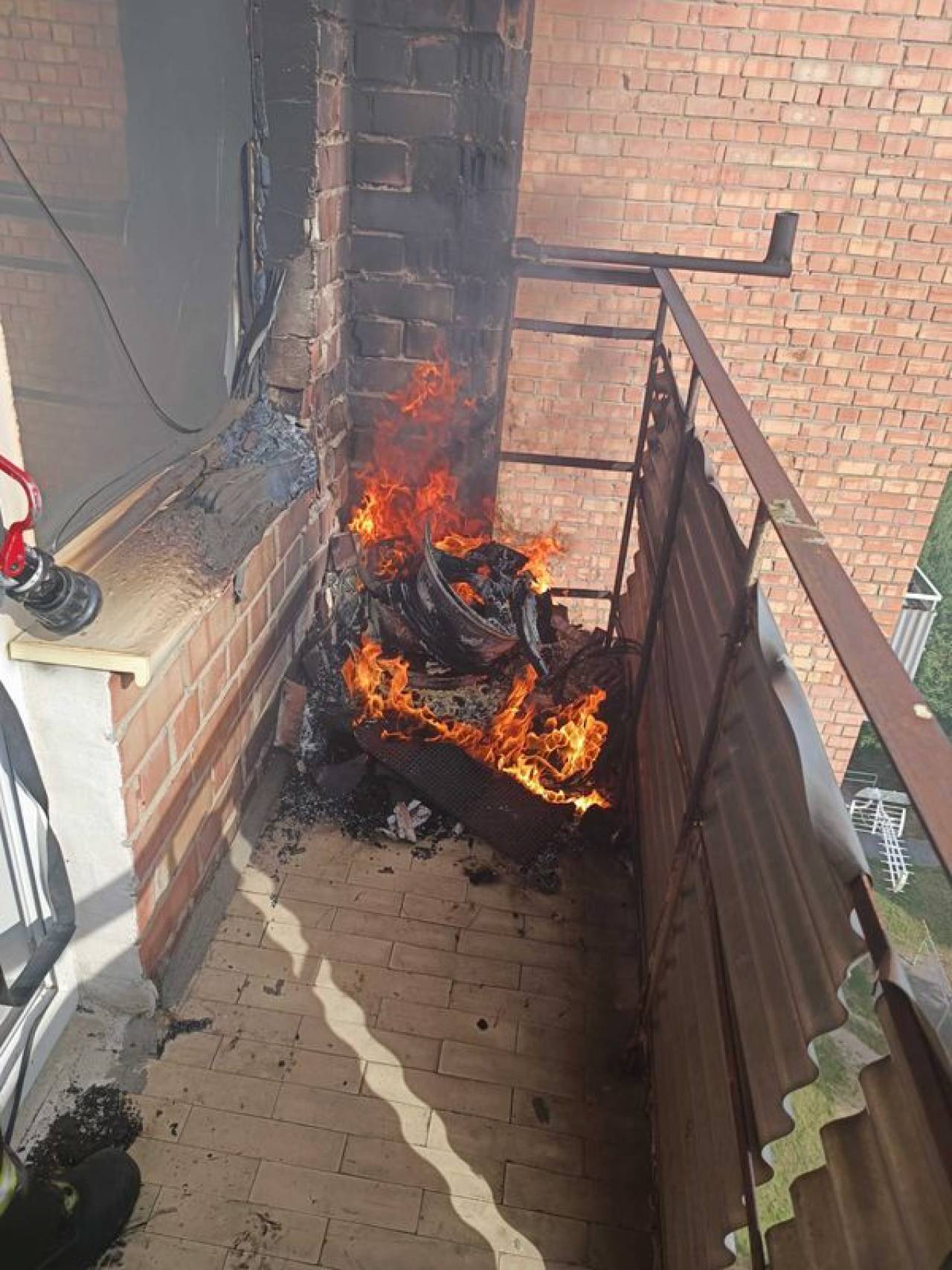 Сосед «удачно» покурил: в Гродно горел балкон в 14-этажном здании