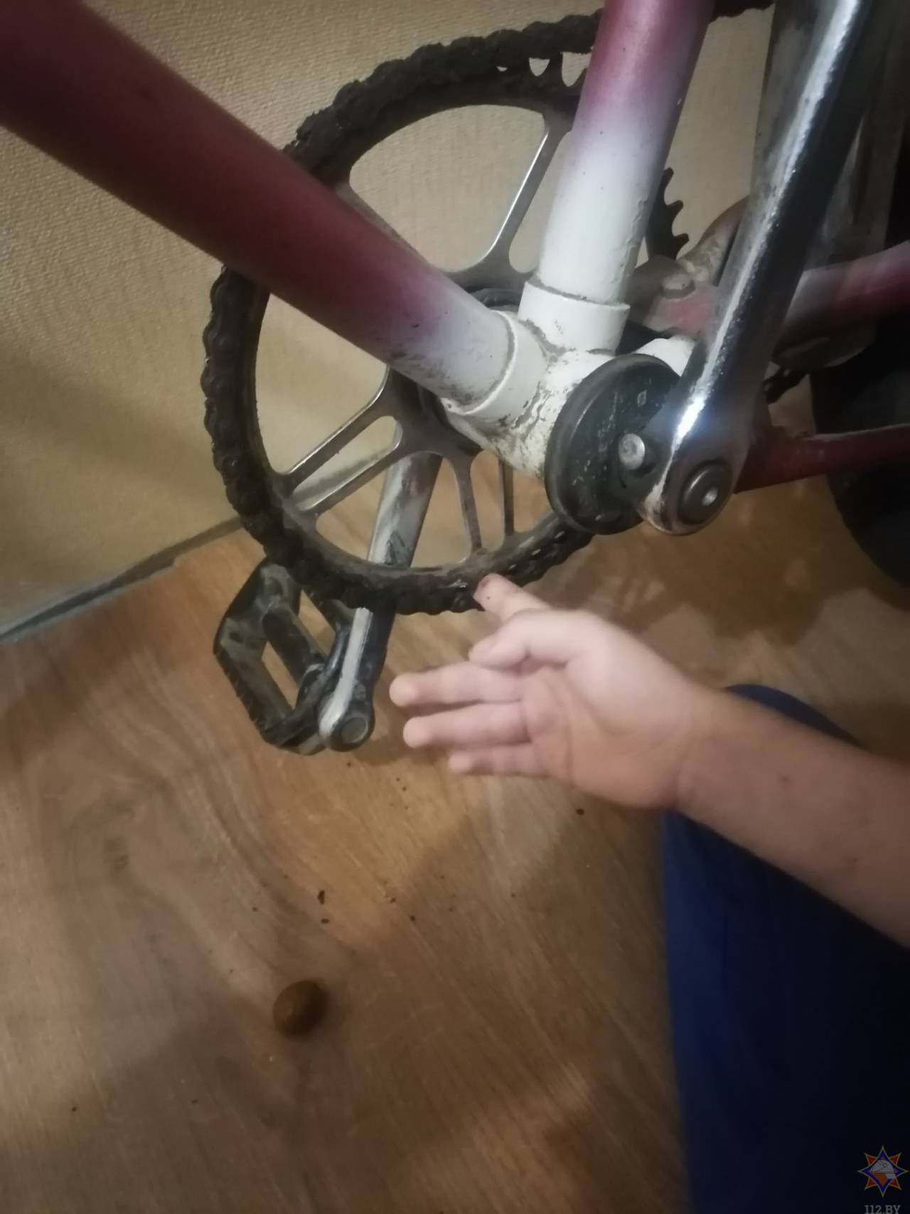 В Сморгони спасатели пришли на помощь шестилетнему мальчишке — засунул палец между звездочкой и велосипедной цепью